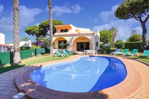 Indoor pool, outdoor pool - Modern Villa With a Private Pool (Loulé)