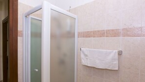 Cottage | Badkamer | Een douche, handdoeken