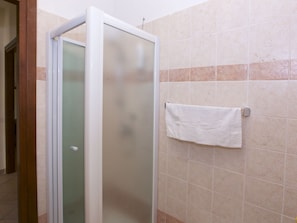Chaumière | Salle de bain | Douche, serviettes fournies