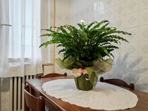2 bedrooms, cribs/infant beds, bed sheets