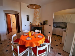 House | Dining - Cozy Holiday Home in Ricadi near Sea (Ricadi)