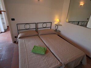 House | 2 bedrooms, individually furnished, bed sheets - Mansion in Capo Vaticano With Sea Views (Ricadi)