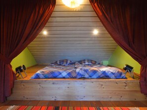7 bedrooms, individually furnished, bed sheets