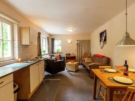 Casa | Cocina privada | Microondas y trona infantil