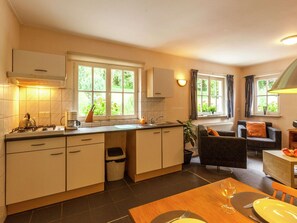 Huis | Privékeuken | Een microgolfoven, een kinderstoel