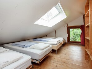 4 bedrooms, individually furnished - Heritage Holiday Home in Roumont (Bertogne)