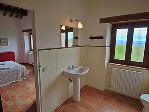 House | Bathroom | Shower, towels - Luxurious Mansion in Montecassiano With Private Garden (Montecassiano)