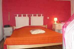 1 habitación, muebles diferentes y ropa de cama