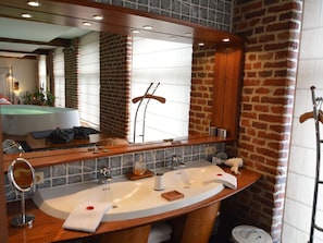 House | Bathroom | Shower, towels