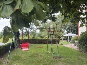 A playground with swings and a climbing structure. - Landhaus Nahe Sababurg Schloss (Trendelburg)