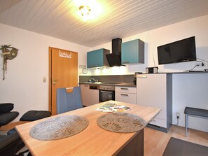 Lägenhet | Eget kök | Spishäll och barnstol