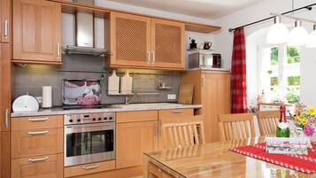 Nhà | Bếp riêng | Lò vi sóng, dụng cụ pha cà phê/trà, ghế cao cho trẻ em