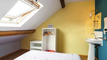 Cottage | 3 bedrooms, individually furnished, iron/ironing board, bed sheets