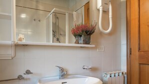 House | Bathroom | Shower, towels - Wine, Good Food, Nature, Art, Swimming Pool and Tennis Court (Montaione)
