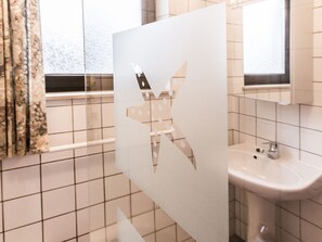 House | Bathroom | Bathtub - Comfy Bungalow With a Terrace, in the Ourthedal (Houffalize)