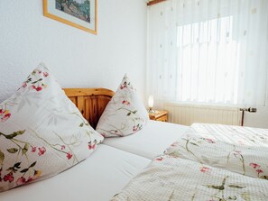 Casa | 2 habitaciones, muebles diferentes y tabla de planchar con plancha 