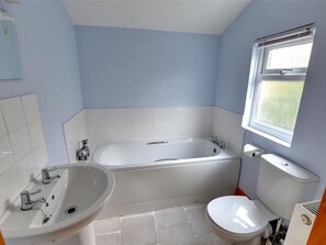 Bathtub, towels - Rural Cottage near Beach & Nature Reserve (Winchelsea)