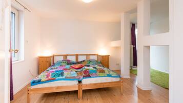 House | 11 bedrooms, individually furnished, bed sheets