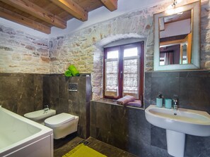 Ferienhaus | Badezimmer | Duschwanne, Handtücher