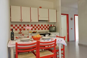 Hus | Eget kök | Barnstol och grytor/köksredskap