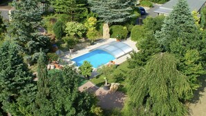 An aerial view of a residential area with a swimming pool surrounded by lush greenery and trees. - Gemutliches Ferienhaus in Sebnitz (Sebnitz)