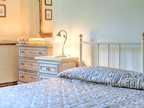 3 bedrooms, cots/infant beds, bed sheets - Beautiful Farmhouse in San Vivaldo With Swimming Pool (Montaione)