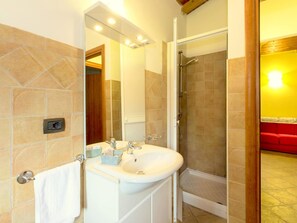 Bathroom - Belvilla by OYO Montebello Bilo B (Bolano)