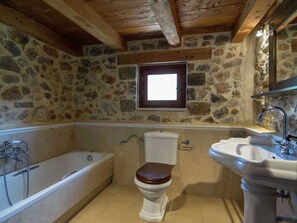 Villa | Bathroom | Combined shower/tub, towels