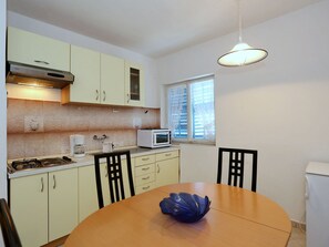 Dining - Spacious Four Bedroom Accomodation With 3 Great sea View Balconies, Garden, BBQ (Starigrad)