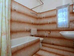 Apartment | Bathroom | Bathtub, towels - Spacious Four Bedroom Accomodation With 3 Great sea View Balconies, Garden, BBQ (Starigrad)