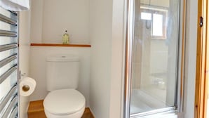 Shower, towels - Riverside Private Garden Terrace Barbecue Pubs Parking (Hastings)