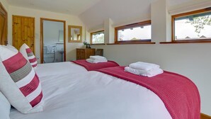4 bedrooms, individually furnished, bed sheets - Riverside Private Garden Terrace Barbecue Pubs Parking (Hastings)