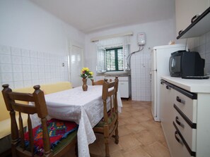 Dining - Rustic Apartment Overlooking City Walls and Island Lokrum, Private Terasse, Wi-fi (Dubrovnik)