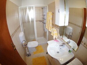 Apartment | Badezimmer | Dusche, Handtücher