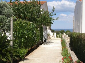 Reception - Garden-view Apartment With Terrace, 500m From the Sea, Parking, BBQ and Wifi (Pula)