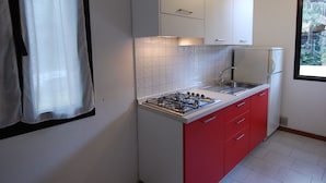 Private kitchen - Sun Drenched Seaside Holiday Home near Venice (Rosolina)