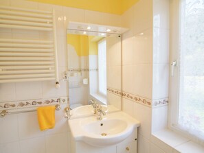 Apartment | Bathroom | Shower, towels