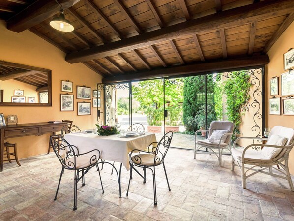 House | Balcony - Holiday Home in Cortona With Pool (Cortona)