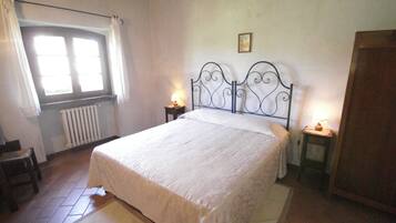 1 bedroom, bed sheets