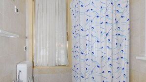 Apartment | Bathroom - Beautiful Apartment in Rosolina Mare Near Sea (Rosolina)