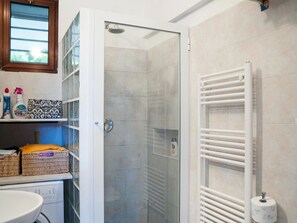 House | Bathroom - Small House in the Hills for Beautiful Walks Near the Sea (Stellanello)
