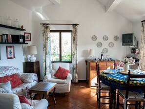 House | Dining - Small House in the Hills for Beautiful Walks Near the Sea (Stellanello)