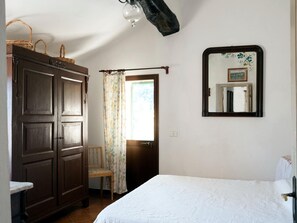 House | 2 bedrooms, individually furnished, bed sheets - Small House in the Hills for Beautiful Walks Near the Sea (Stellanello)