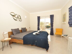 House - Villa With Views Like the Pool, Sea, Meia Praia (Lagos)