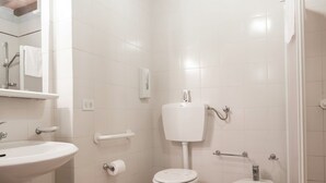 House | Bathroom | Shower, towels - Spacious Apartment in a Beautiful Location With Pool and Tennis Court, Peace and Privacy (Montaione)