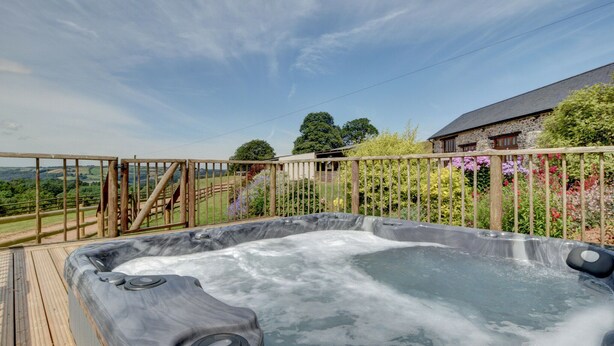 Outdoor spa tub - Beautiful 1 Bedroom Apartment in Tiverton for Couples with Hot Tub (Tiverton)