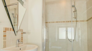 Bathroom - Beautiful 1 Bedroom Apartment in Tiverton for Couples with Hot Tub (Tiverton)