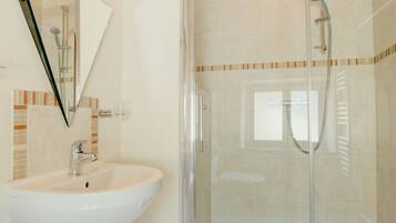 Apartment | Bathroom | Shower, towels