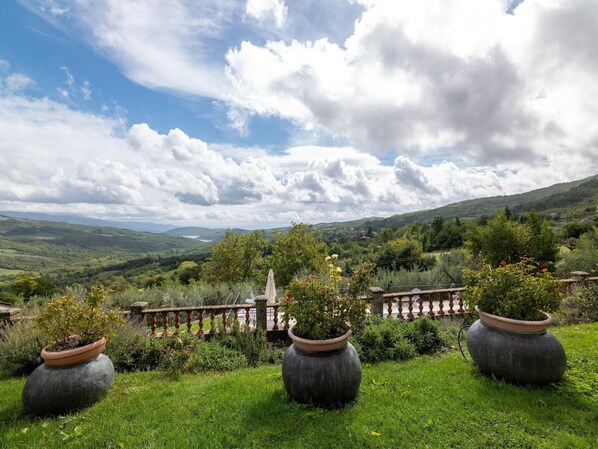 House | View from property - Belvilla by OYO Casa Mirolago (Caprese Michelangelo)