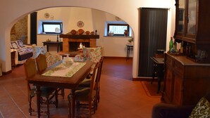 Dining - Cozy Holiday Home in Arezzo With Swimming Pool (Civitella in Val di Chiana)
